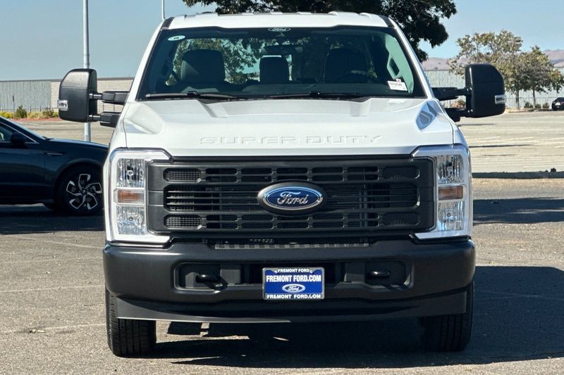 Ford F-250SD Vehicle Full-screen Gallery Image 08