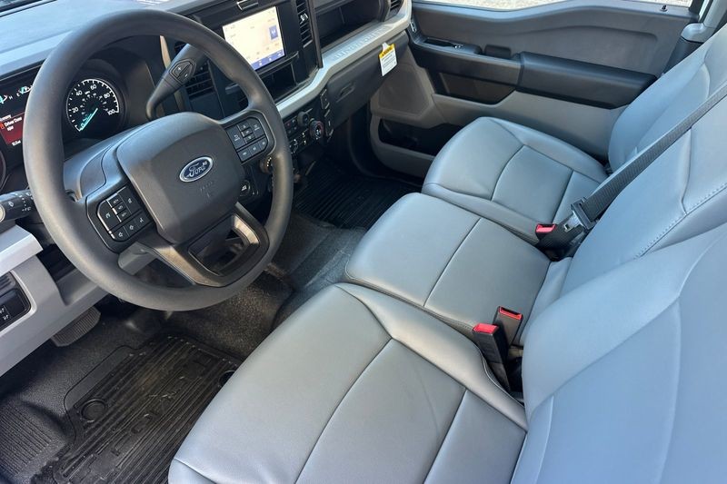 Ford F-250SD Vehicle Full-screen Gallery Image 09