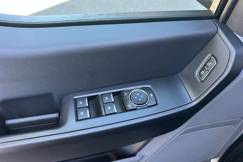 Ford F-250SD Vehicle Full-screen Gallery Image 10