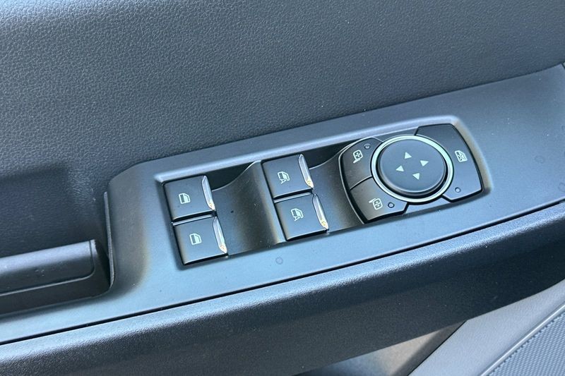 Ford F-250SD Vehicle Full-screen Gallery Image 11