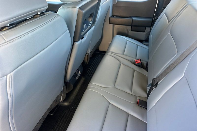 Ford F-250SD Vehicle Full-screen Gallery Image 12