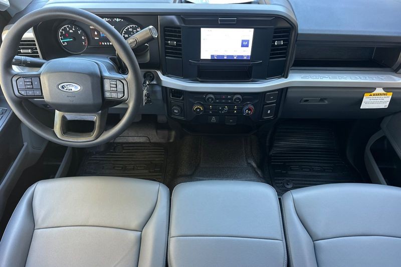 Ford F-250SD Vehicle Full-screen Gallery Image 14