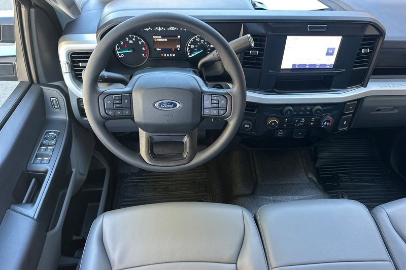 Ford F-250SD Vehicle Full-screen Gallery Image 15