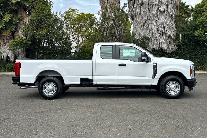 Ford F-250SD Vehicle Full-screen Gallery Image 02