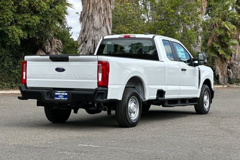 Ford F-250SD Vehicle Full-screen Gallery Image 03