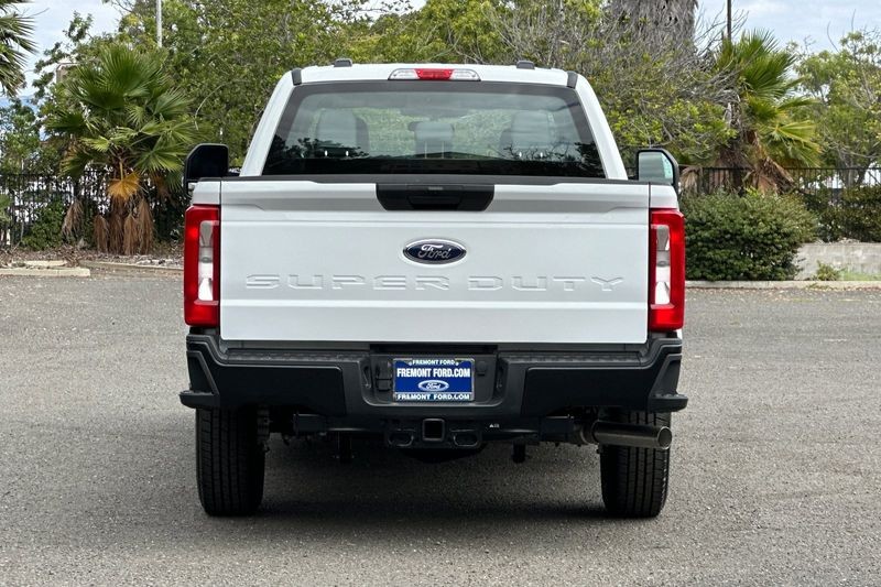 Ford F-250SD Vehicle Full-screen Gallery Image 04