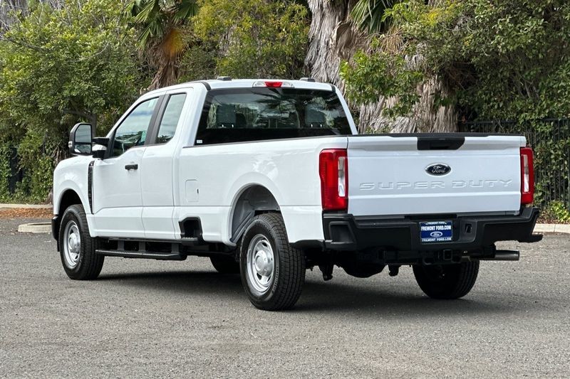 Ford F-250SD Vehicle Full-screen Gallery Image 05