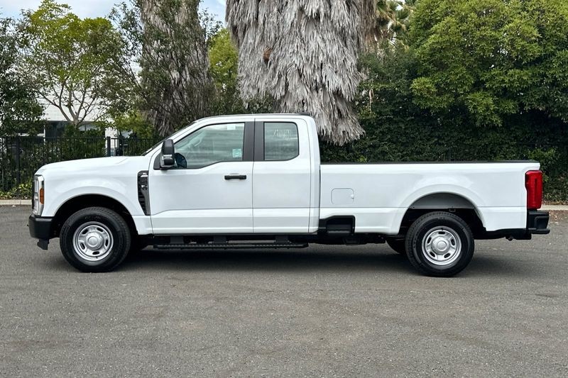 Ford F-250SD Vehicle Full-screen Gallery Image 06