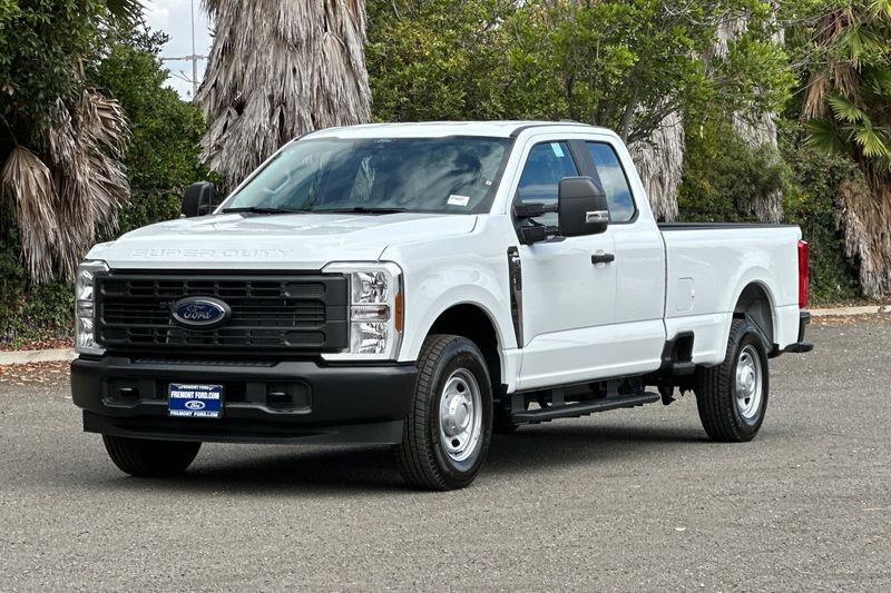 Ford F-250SD Vehicle Full-screen Gallery Image 07