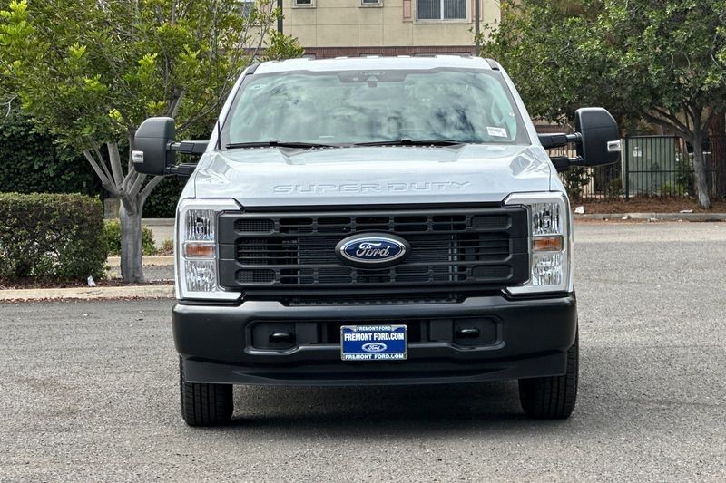 Ford F-250SD Vehicle Full-screen Gallery Image 08