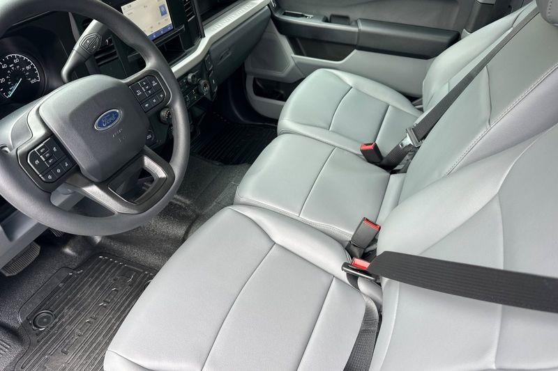 Ford F-250SD Vehicle Full-screen Gallery Image 09