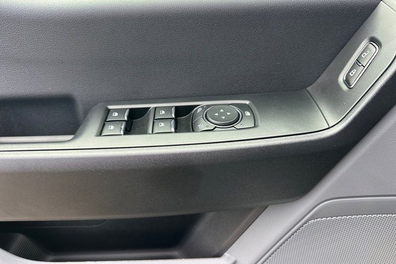 Ford F-250SD Vehicle Full-screen Gallery Image 10