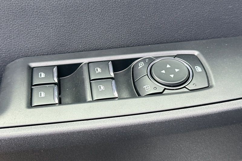 Ford F-250SD Vehicle Full-screen Gallery Image 11