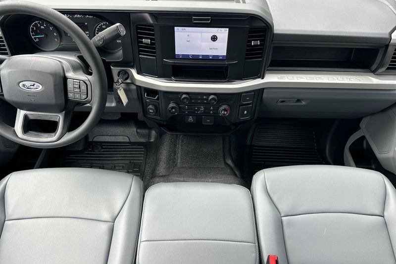 Ford F-250SD Vehicle Full-screen Gallery Image 14