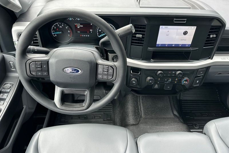 Ford F-250SD Vehicle Full-screen Gallery Image 15
