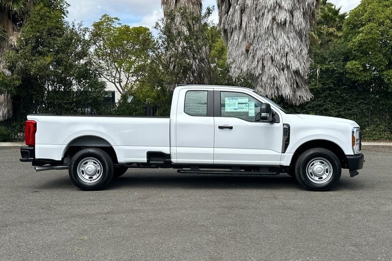 Ford F-250SD Vehicle Full-screen Gallery Image 02