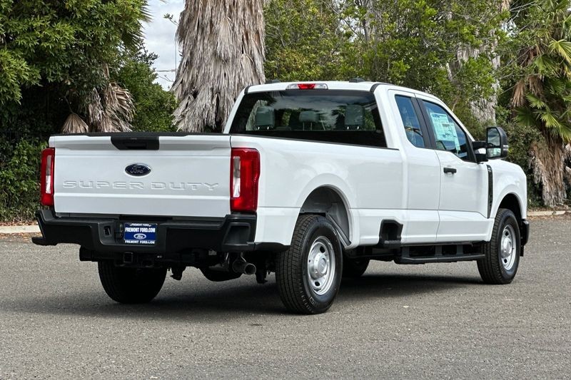 Ford F-250SD Vehicle Full-screen Gallery Image 03