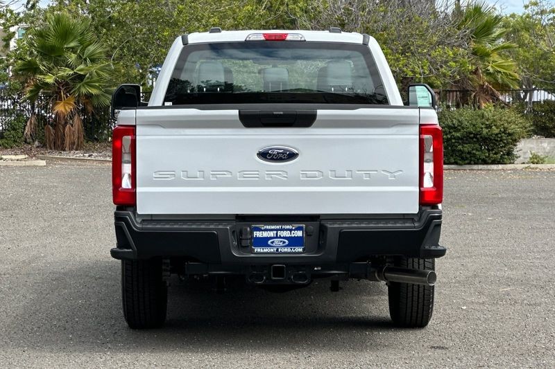 Ford F-250SD Vehicle Full-screen Gallery Image 04