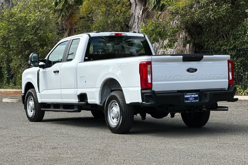 Ford F-250SD Vehicle Full-screen Gallery Image 05