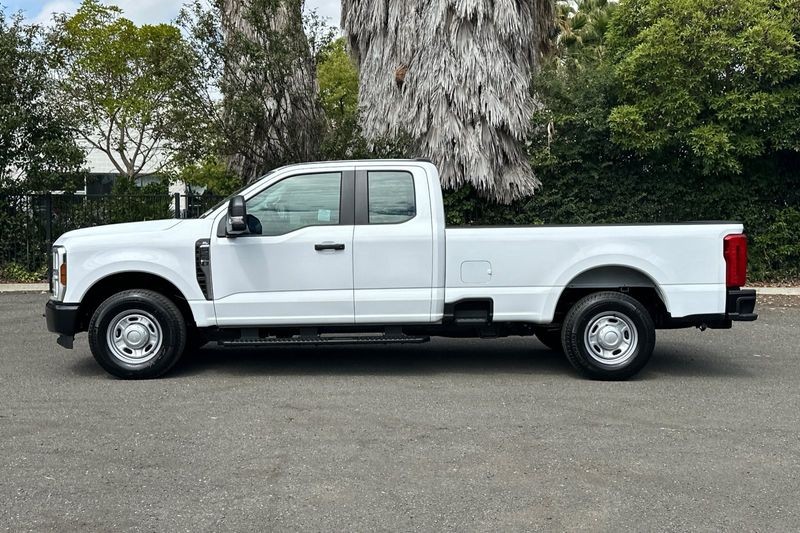 Ford F-250SD Vehicle Full-screen Gallery Image 06