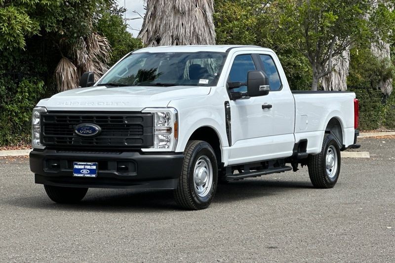 Ford F-250SD Vehicle Full-screen Gallery Image 07