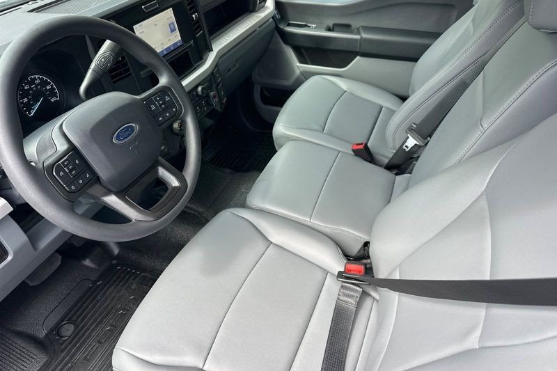 Ford F-250SD Vehicle Full-screen Gallery Image 09