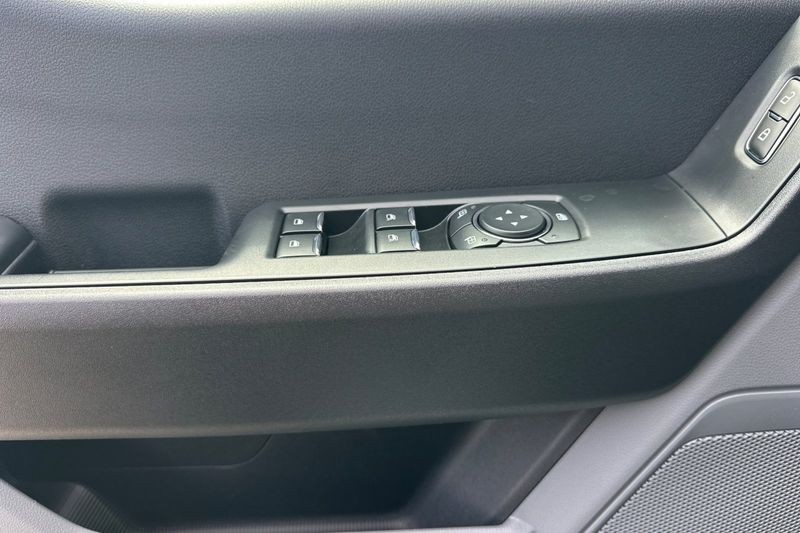 Ford F-250SD Vehicle Full-screen Gallery Image 10