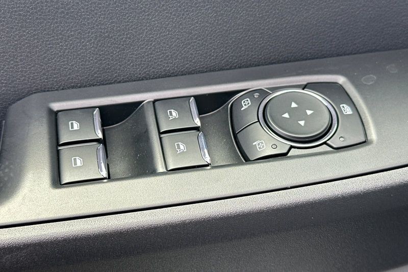 Ford F-250SD Vehicle Full-screen Gallery Image 11