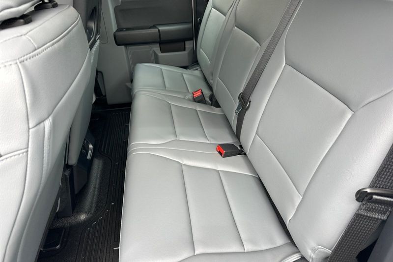 Ford F-250SD Vehicle Full-screen Gallery Image 12