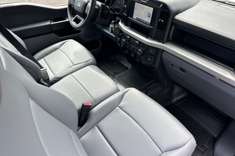 Ford F-250SD Vehicle Full-screen Gallery Image 15