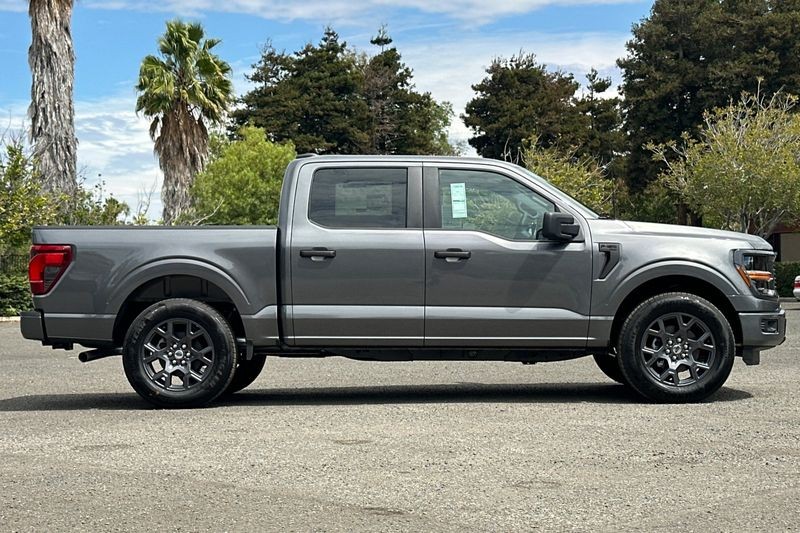 Ford F-150 Vehicle Full-screen Gallery Image 02