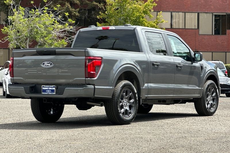 Ford F-150 Vehicle Full-screen Gallery Image 03