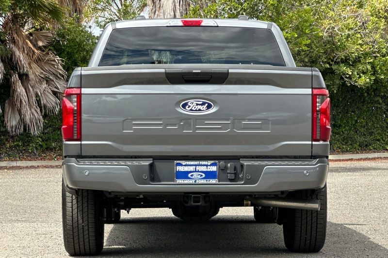 Ford F-150 Vehicle Full-screen Gallery Image 04