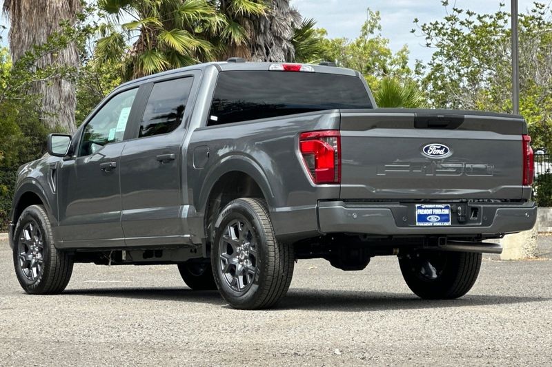 Ford F-150 Vehicle Full-screen Gallery Image 05