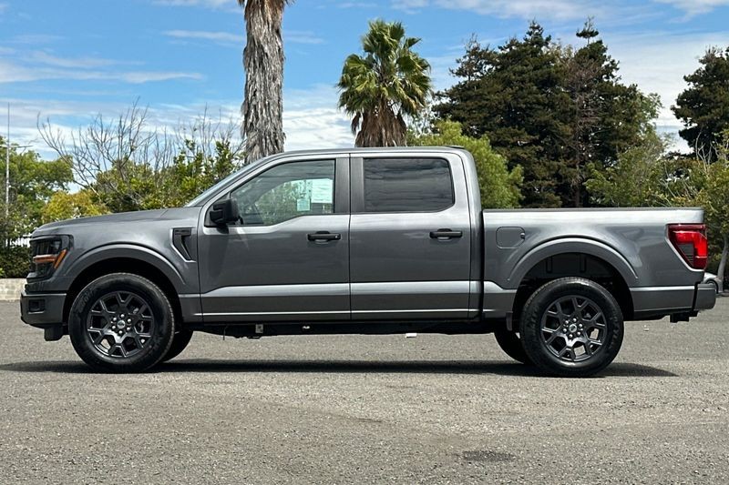 Ford F-150 Vehicle Full-screen Gallery Image 06