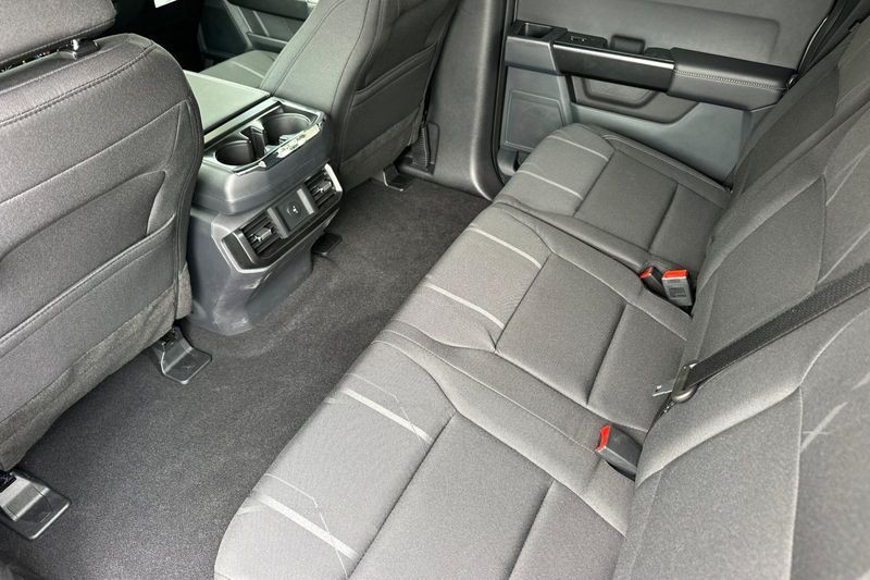 Ford F-150 Vehicle Full-screen Gallery Image 12