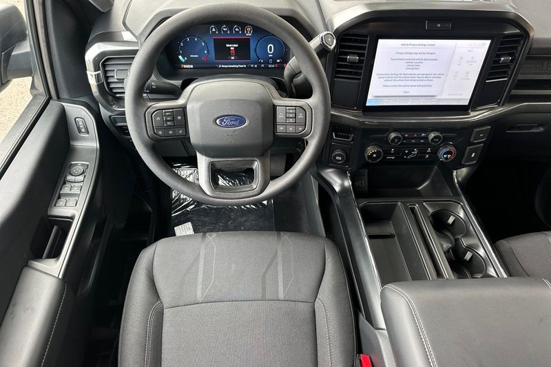 Ford F-150 Vehicle Full-screen Gallery Image 15