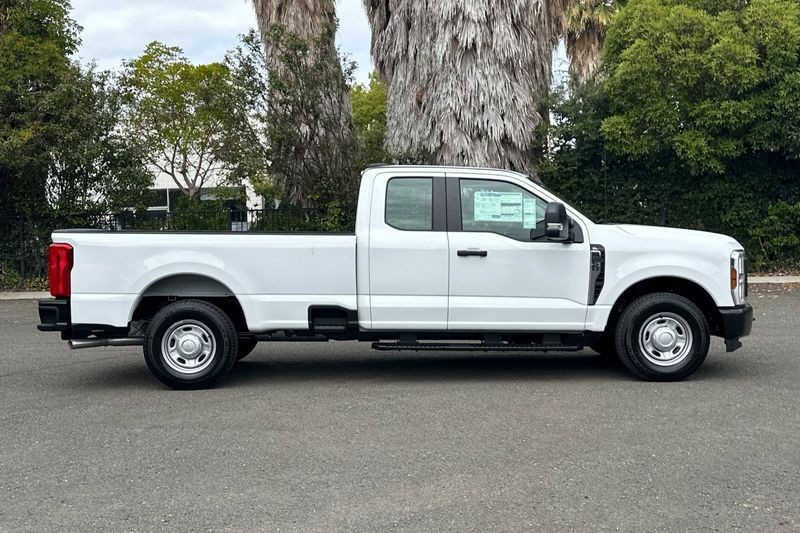Ford F-250SD Vehicle Full-screen Gallery Image 02