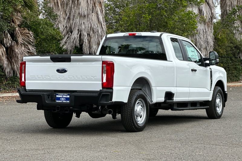Ford F-250SD Vehicle Full-screen Gallery Image 03