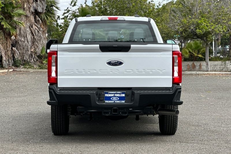 Ford F-250SD Vehicle Full-screen Gallery Image 04