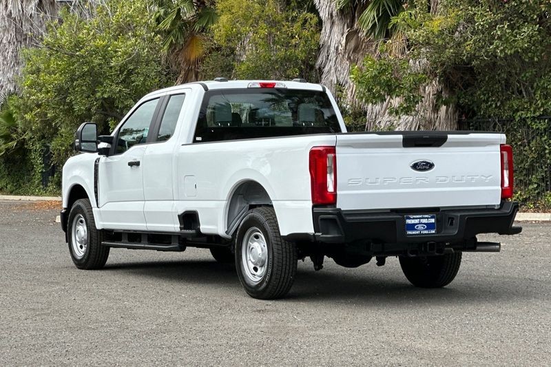 Ford F-250SD Vehicle Full-screen Gallery Image 05