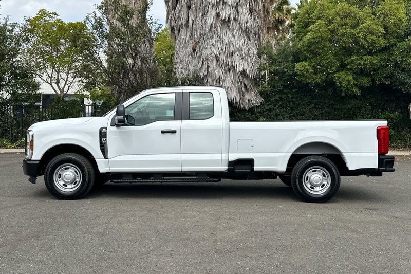 Ford F-250SD Vehicle Full-screen Gallery Image 06