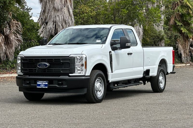 Ford F-250SD Vehicle Full-screen Gallery Image 07