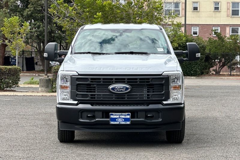 Ford F-250SD Vehicle Full-screen Gallery Image 08