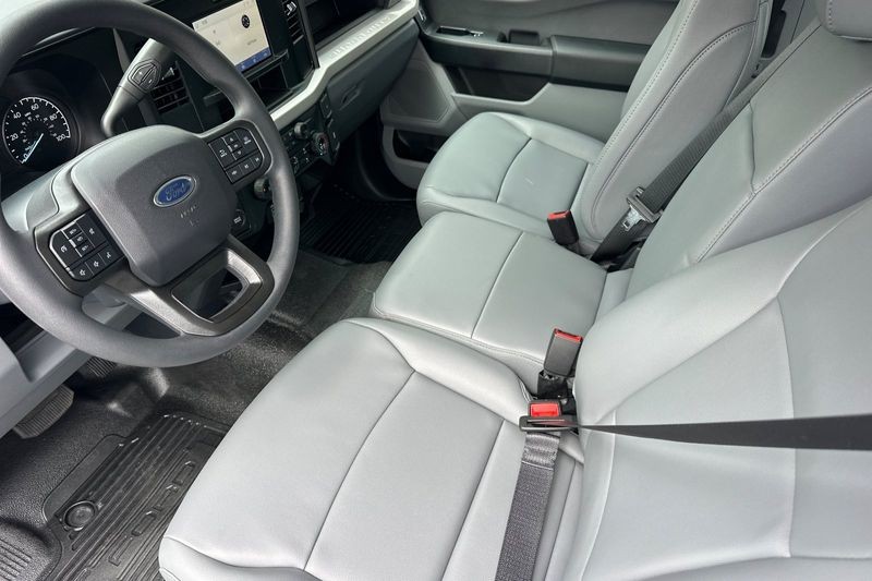 Ford F-250SD Vehicle Full-screen Gallery Image 09