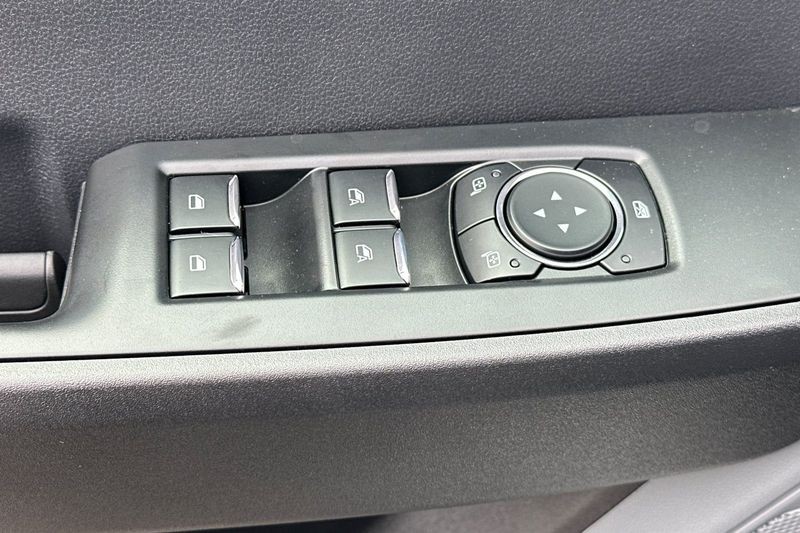 Ford F-250SD Vehicle Full-screen Gallery Image 11
