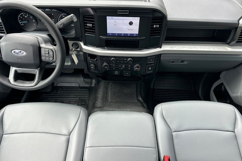 Ford F-250SD Vehicle Full-screen Gallery Image 14