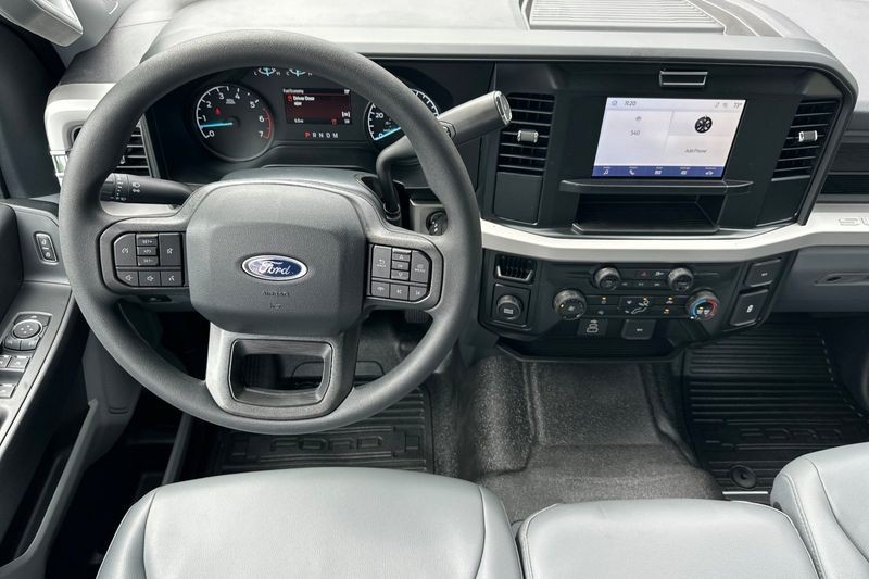 Ford F-250SD Vehicle Full-screen Gallery Image 15
