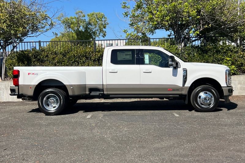 Ford F-350SD Vehicle Full-screen Gallery Image 02
