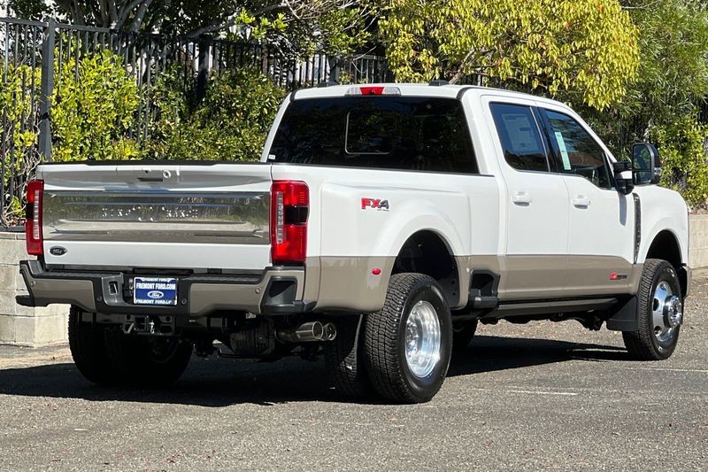 Ford F-350SD Vehicle Full-screen Gallery Image 03